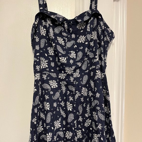 Mid summer print dress with cute pattern and sweetheart neckline, gently used - Picture 1 of 3